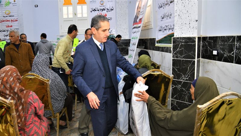 محافظ الغربية يسلم