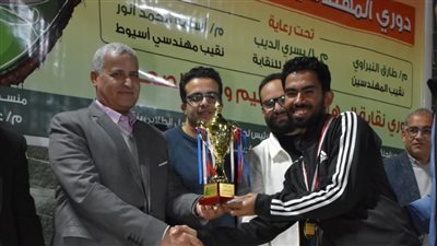 نقيب مهندسي أسيوط يقدم كأس دوري وسط الصعيد لفريق الأهلي 