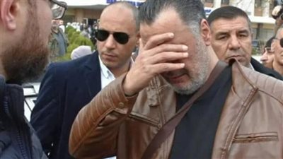 لحظة انهيار الفنان أيمن زيدان في جنازة شقيقه الراحل (فيديو)