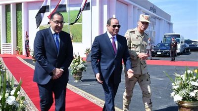 السيسي يتفقد اصطفاف المعدات المشاركة في تنمية وإعمار سيناء ويكرم المتميزين (صور)