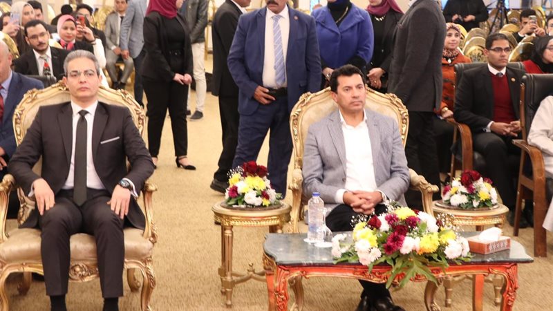 نقيب الإعلاميين ووزير