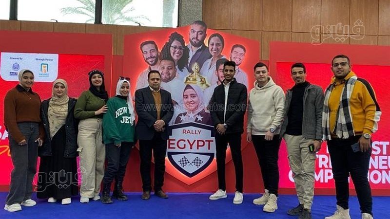 طلاب وطالبات كلية