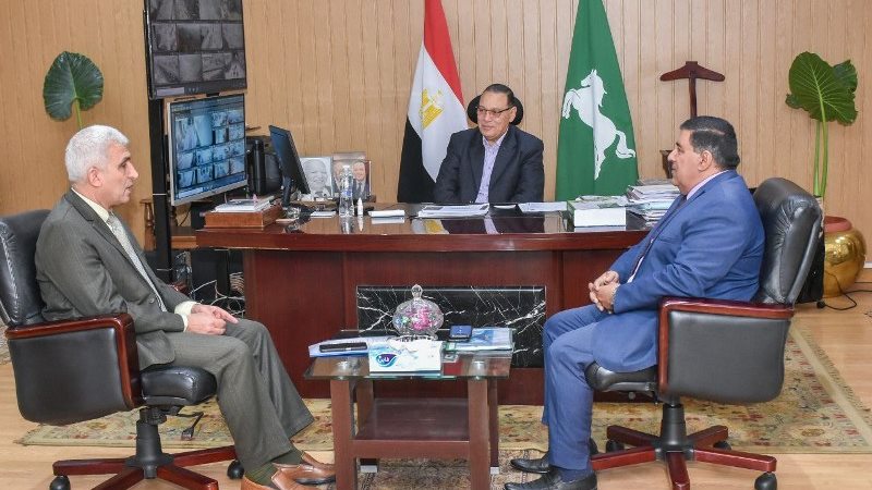 محافظ الشرقية يلتقي