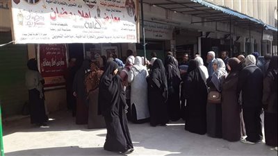 بعد انخفاض الأسعار، إقبال كثيف على شراء الأرز والدواجن البرازيلية بالعريش (صور)