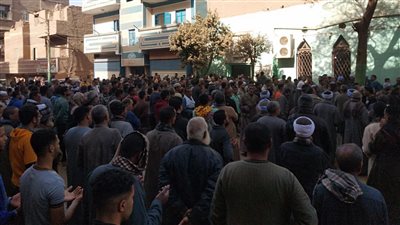 تجمع أهالي منفلوط لتشييع جثامين أبنائهم غرقى حوض قنا (صور)
