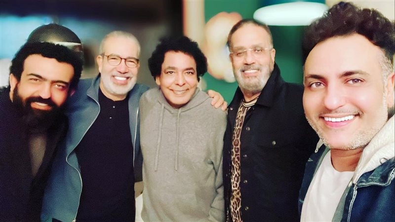 محمد منير مع فريق