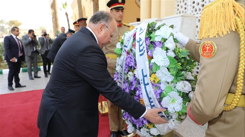 محافظ القاهرة يضع