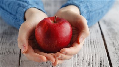 فوائد التفاح الأحمر لصحة الدماغ والجهاز الهضمي