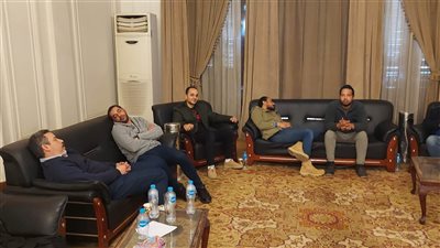 معتصمو الوفد يزيلون صور عبد السند يمامة من وسط زعماء الحزب (صور)