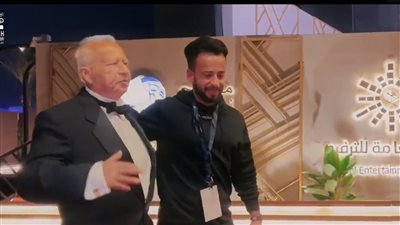 وصول عمرو دياب ومحمد منير إلي مسرح أبو بكر سالم لحضور حفل تكريم هاني شنودة (فيديو)