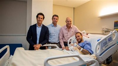 أول صورة للبرازيلي نيمار بعد إجراء عملية في كاحل قدمه 