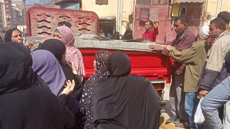 المواطنين يحصولون