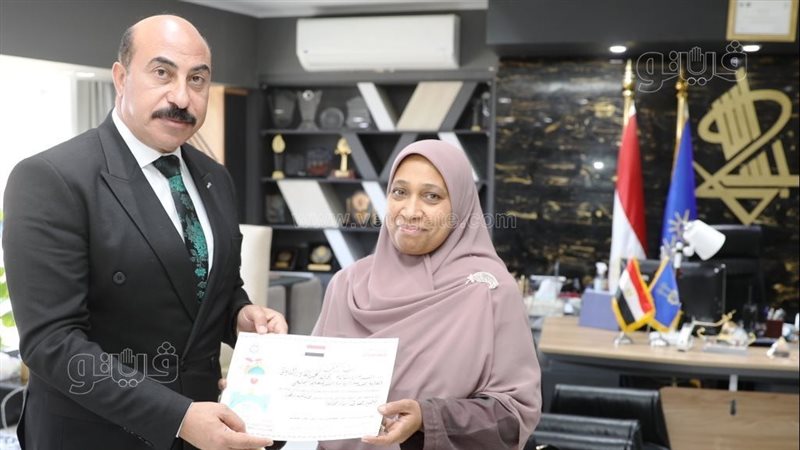 تكريم معلمة فى اسوان،