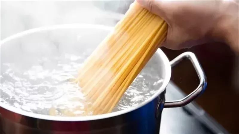 المكرونة بدون ملح،