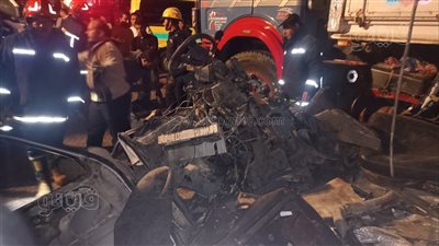مصرع 3 أشخاص وإصابة 5 آخرين في تصادم سيارة نقل ثقيل بميكروباص بالإسكندرية (صور)