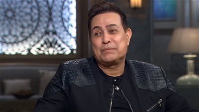 حكيم يكشف ماذا فعل في غرفة أم كلثوم بمسرح الأولمبيا 