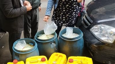 ضبط سيارة محملة بالزيوت مجهولة المصدر فى الإسكندرية 