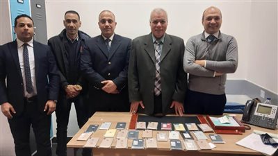 ضبط 27 هاتفا وأسلحة بيضاء وكرباج بحوزة ركاب في مطار القاهرة (صور)
