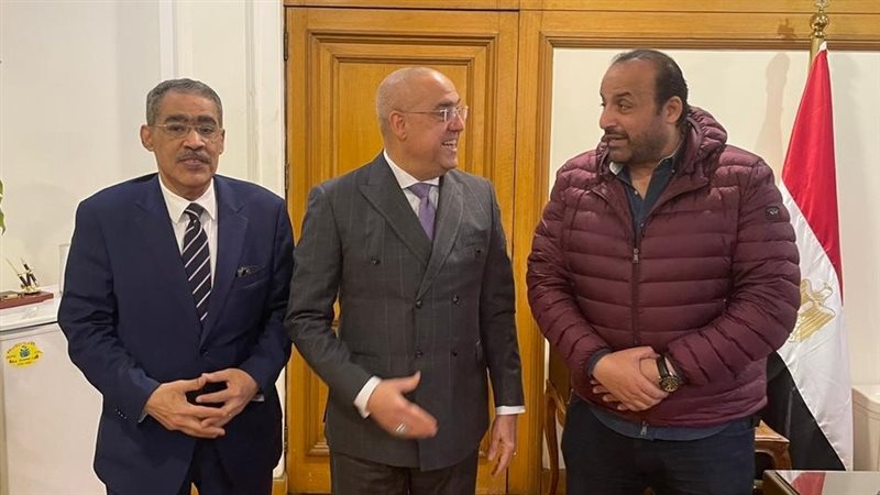 وزير الإسكان مع نقيب