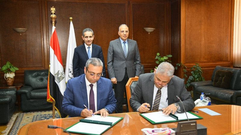 محافظ الغربية ووزير