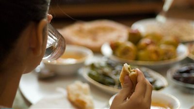 تفسير رؤية السحور في المنام وعلاقتها بالتوبة عن ارتكاب الذنوب والمعاصي 