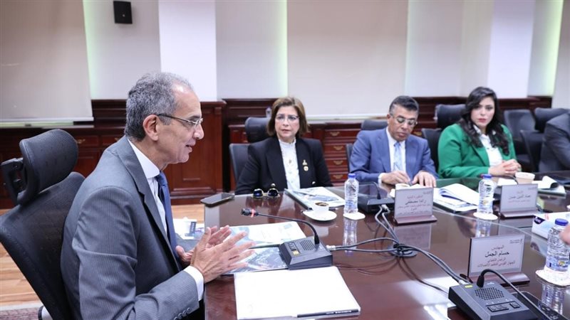 وزير الاتصالات يجتمع