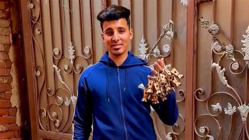 شاب يوزع فوانيس رمضان
