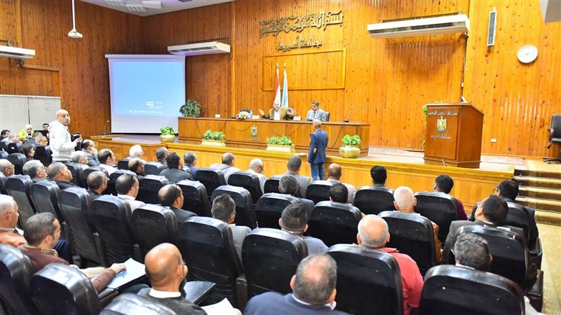 اجتماع محافظ أسيوط،