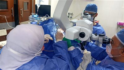 فريق مستشفى أسيوط الجامعي يجري جراحة نادرة بالمخ في وضعية الجلوس 