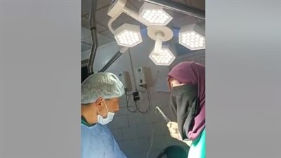 لحظات رعب فريق طبي داهمه الزلزال أثناء إجراء عملية جراحية (فيديو)