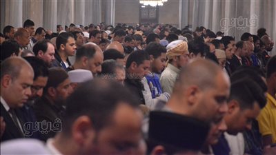 صلاة التراويح في أول ليالي رمضان من مسجد الحسين (صور)