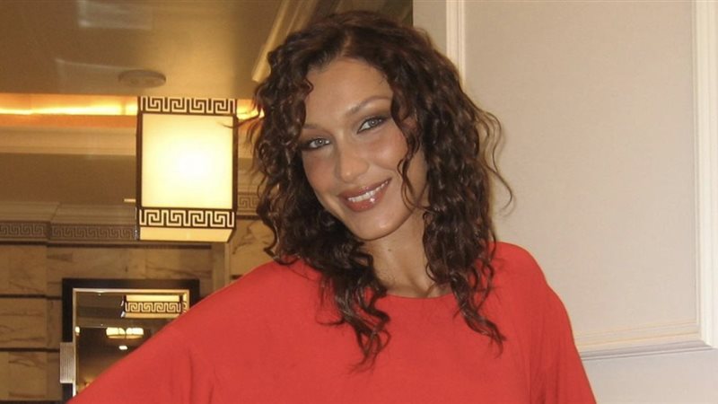 بيلا حديد، فيتو