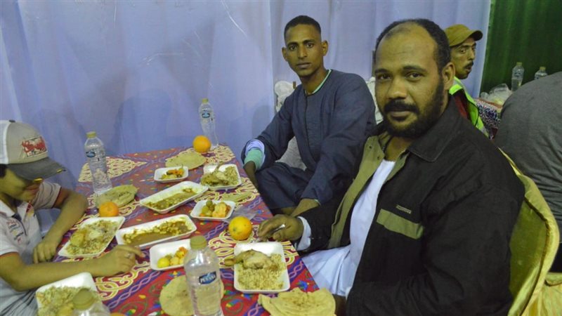 لحظة إفطار ٥٠٠ شخص