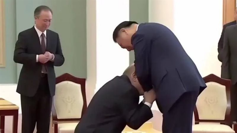 بوتين جاثيا على ركبته