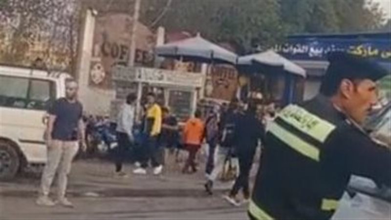 شرطي يوقف سائق ميكروباص