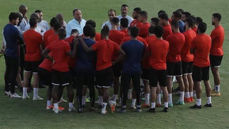 الخطيب مع لاعبى الأهلى،