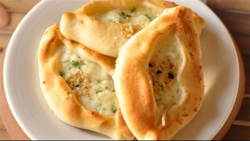معجنات بالجبنة والبيض،