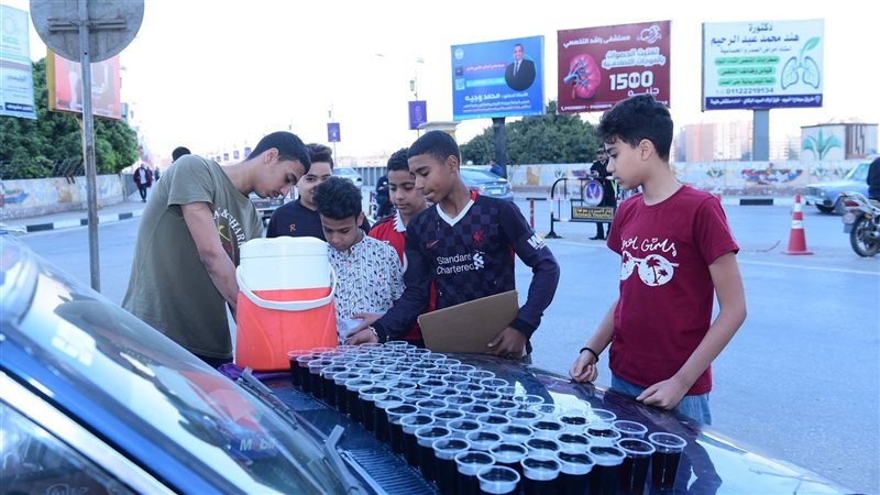 شباب يوزعون تمر وعصائر،فيتو