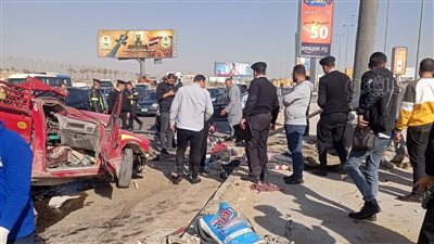 مصرع 4 عمال وإصابة 7 آخرين في انقلاب سيارة نقل عمال بطريق السويس