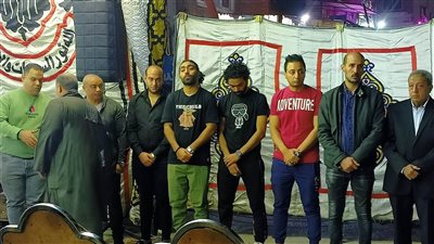حسين الشحات وشقيقه يدخلان فى نوبة بكاء لحظة الدعاء لوالدهما (فيديو)