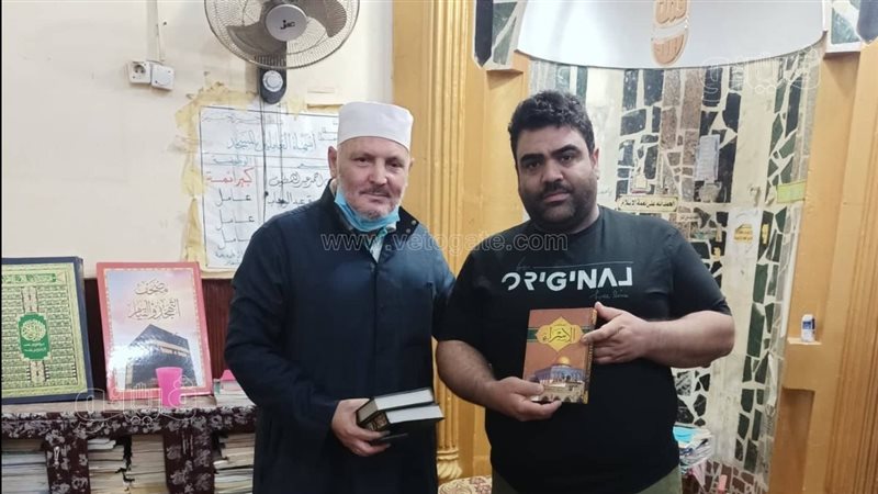قبطي يهدي مصاحف لمسجد
