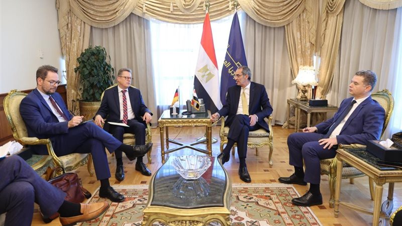 وزير الاتصالات خلال