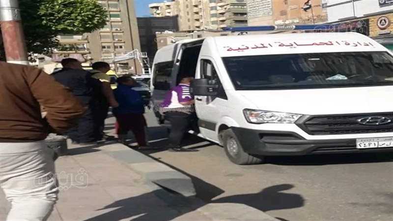 شاب يلقي بنفسه من