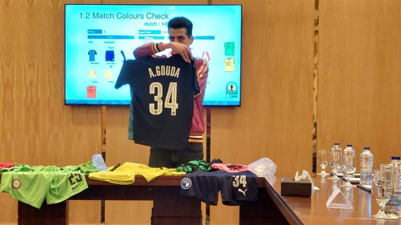بيراميدز يرتدي الزي