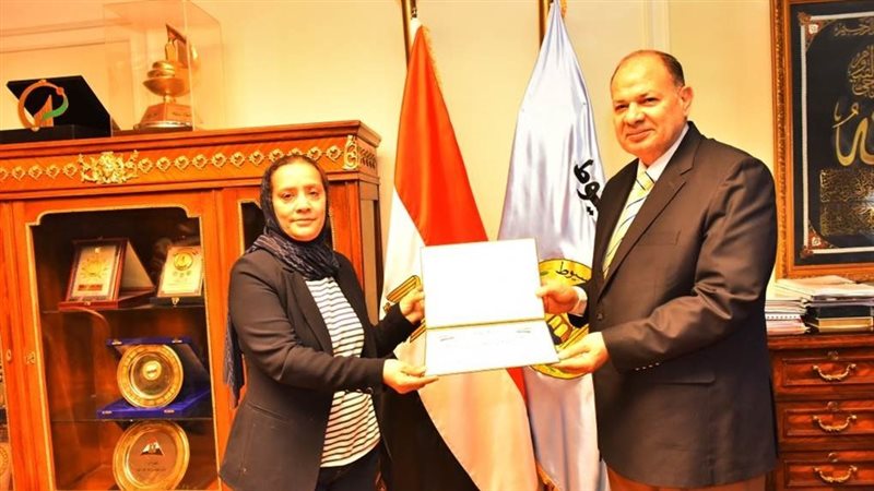 محافظ أسيوط يكرم