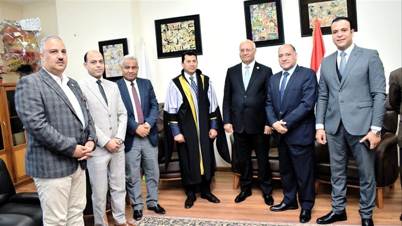 رئيس جامعة بنها يستقبل