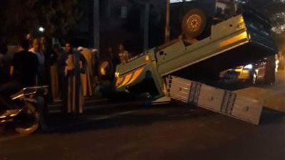 انقلاب سيارة ربع نقل مزدوجة الكابينة بطريق غرب الموهوب بالوادي الجديد