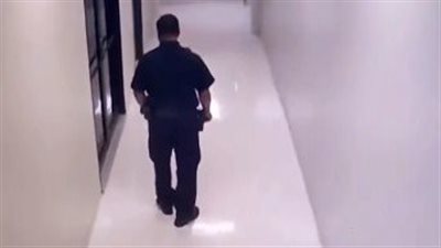 مشهد مرعب لشرطي يتحدث لسيدة توفيت منذ عامين (فيديو)