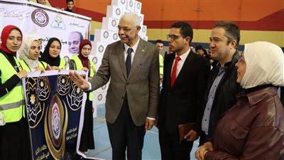 رئيس جامعة المنوفية يشارك الطلاب في مبادرة من أجل الخير