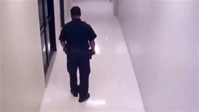 شرطي يتحدث مع متوفاة